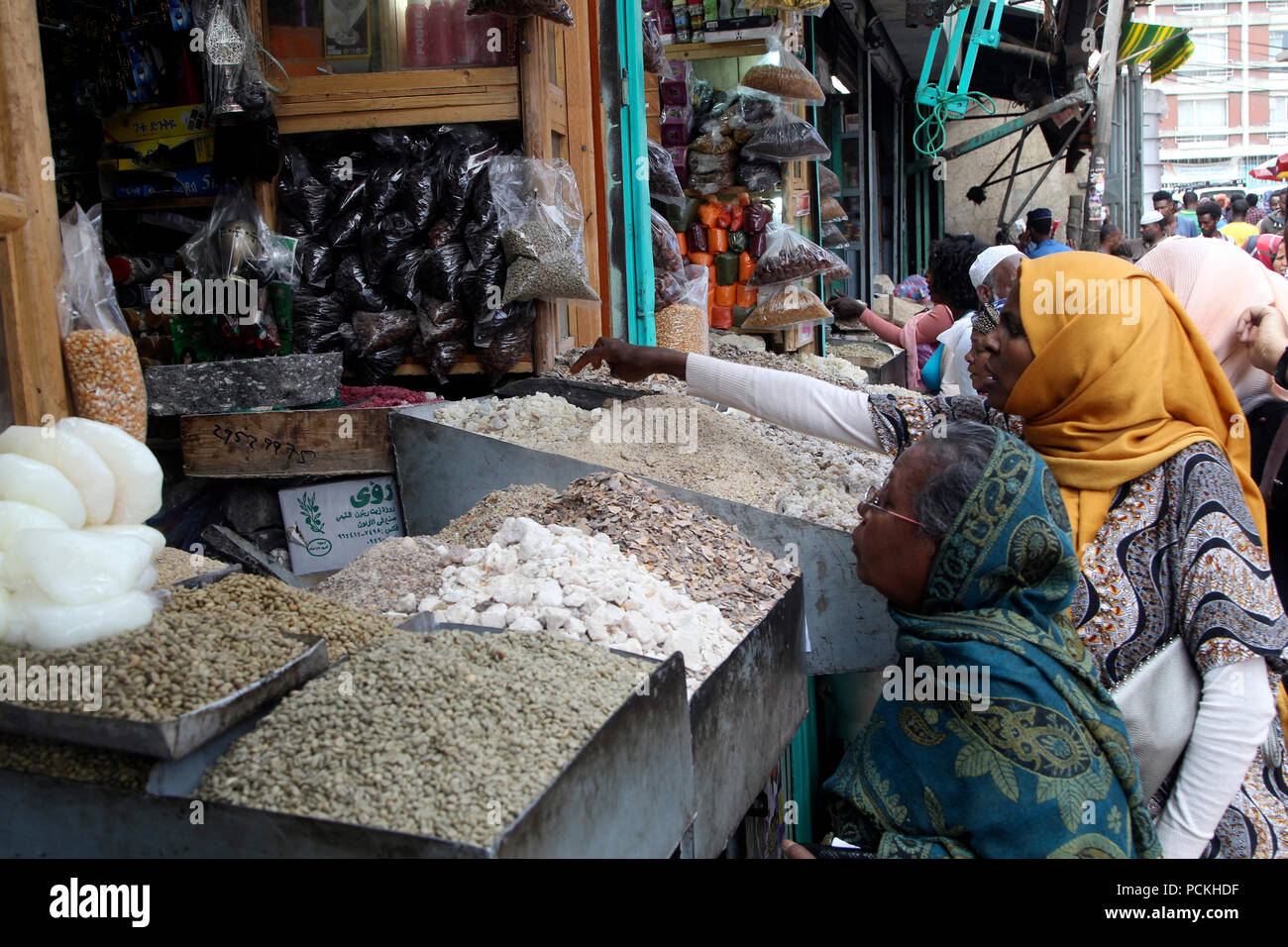 Donne locali in stallo nel mercato, Addis Abeba, Etiopia Foto Stock