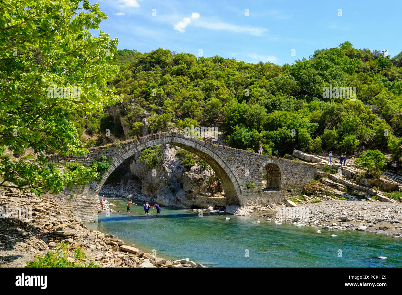 Pietra ottomano ponte di arco ura e Kadiut, Fiume Lengarica, Lengaricë, vicino a permet, Parco Nazionale Hotova-Dangell, Qar Argirocastro Foto Stock