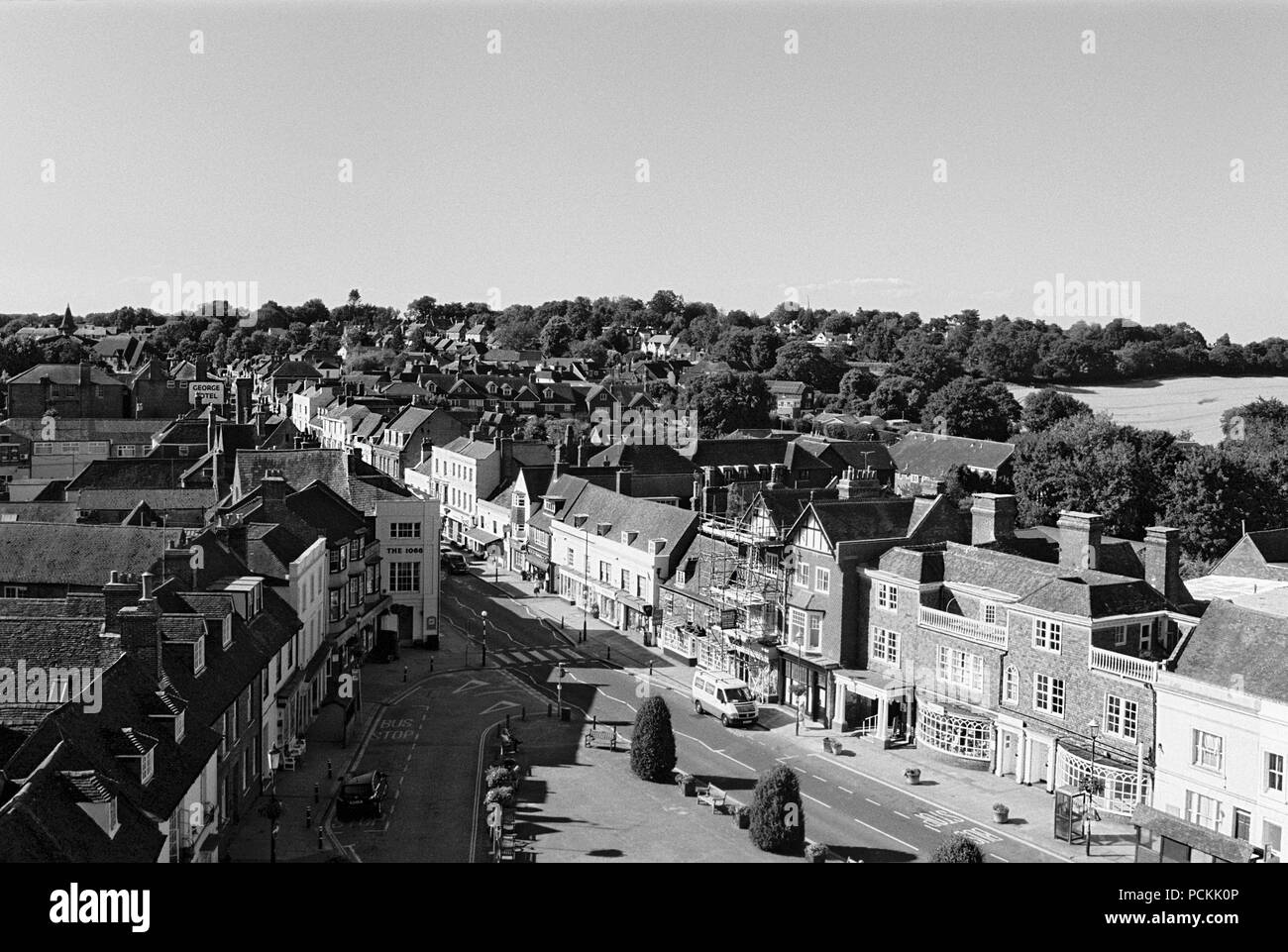 L' Abbazia di verde e High Street a Battle, East Sussex, Regno Unito, visto dalla parte superiore della Abbazia di Battle gatehouse Foto Stock