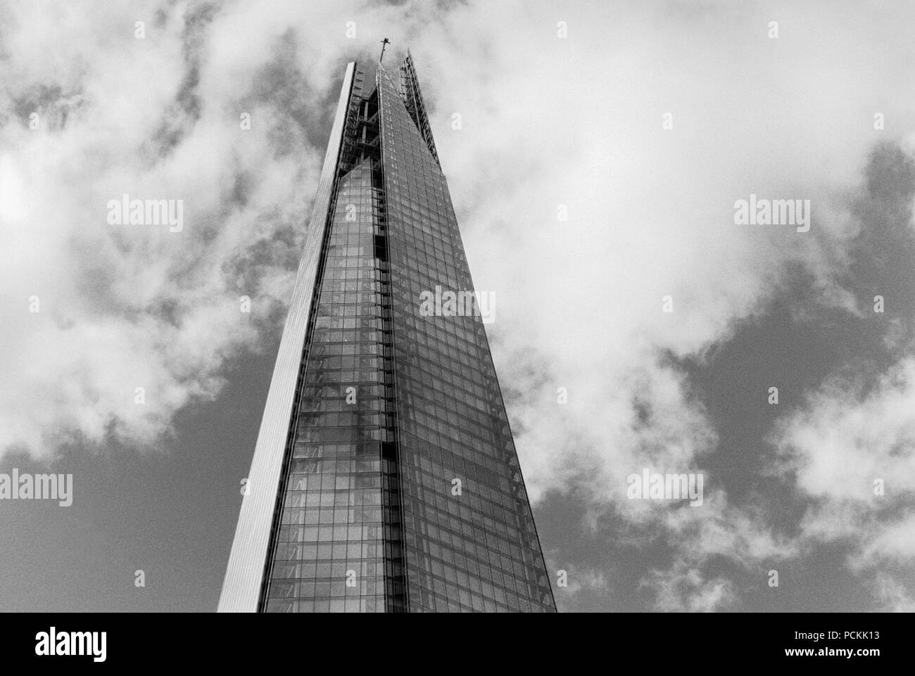 La parte superiore dell'edificio di Shard, Londra UK, delineato contro il cielo Foto Stock