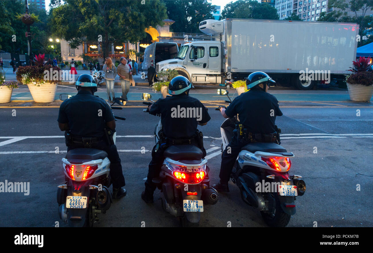 La polizia di New York su scooter union square Foto Stock