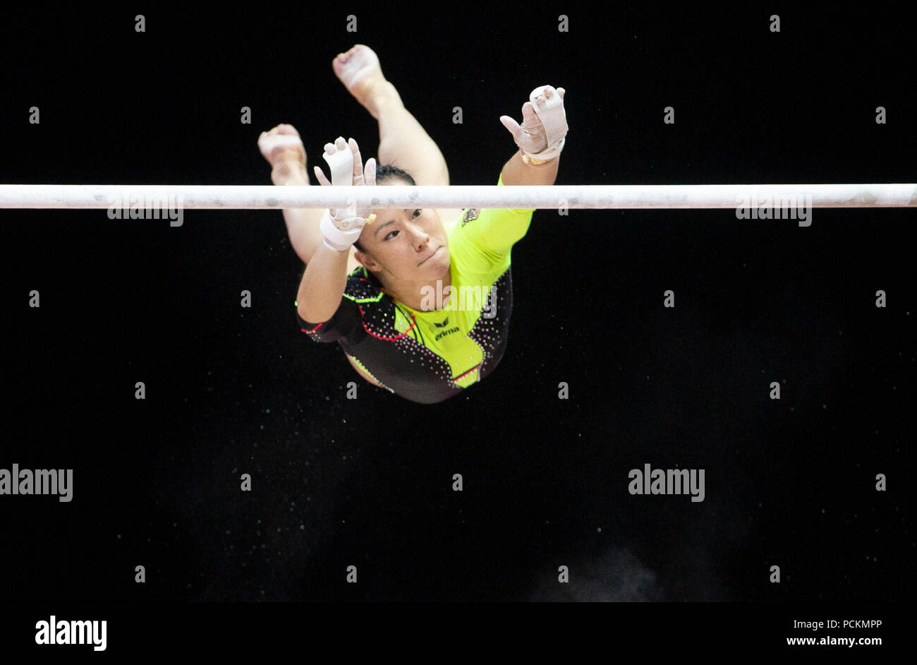 La Germania Kim Bui sulle barre irregolari durante il giorno uno del 2018 Campionati Europei al SSE idro, Glasgow. Foto Stock