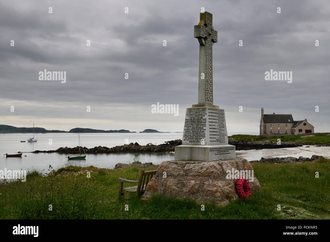 Marmo croce celtica memoriale di guerra sul martire della baia di suono di Iona a sud di Baile Mor villaggio sull isola di Iona Ebridi Interne in Scozia UK Foto Stock