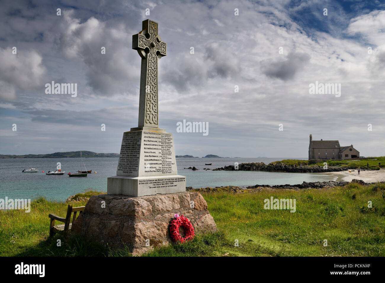 Marmo croce celtica memoriale di guerra con corona sul martire della baia di suono di Iona a sud di Baile Mor villaggio sull isola di Iona Ebridi Interne in Scozia UK Foto Stock
