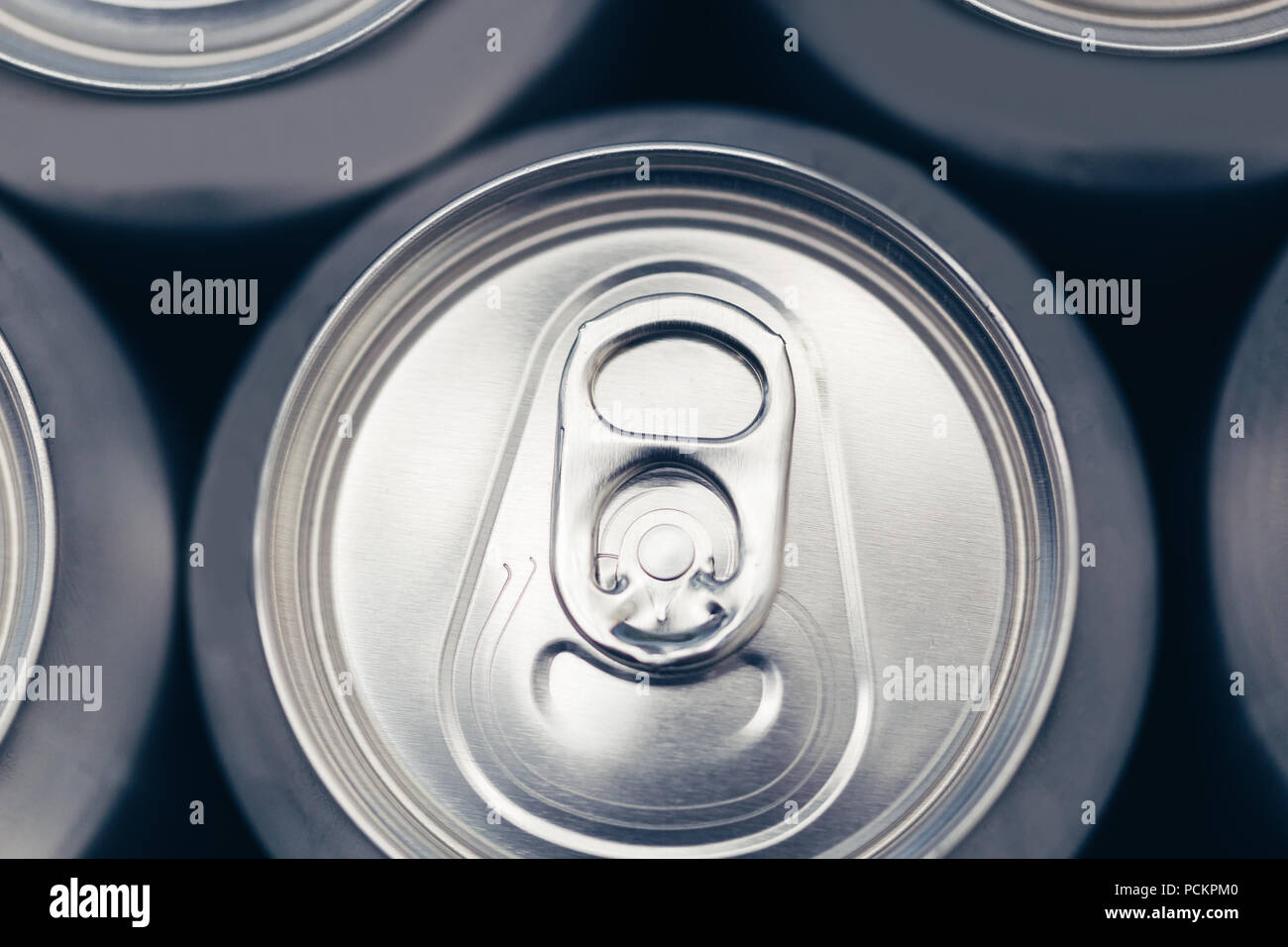 Argento metallico lattine per bevande vista aerea Foto Stock