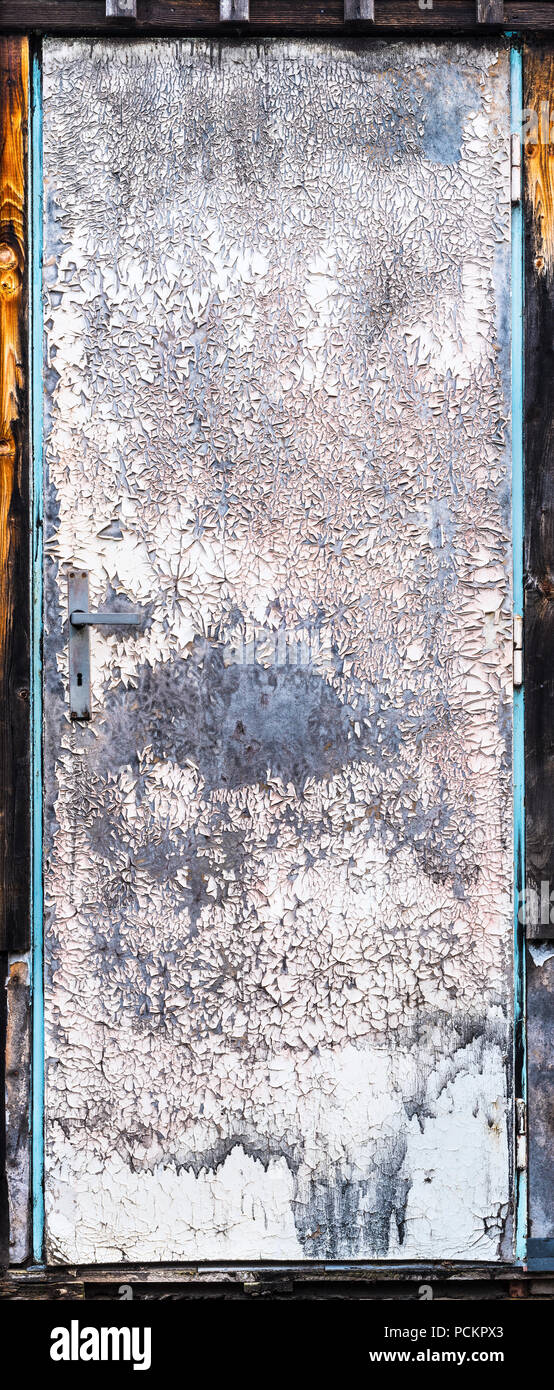 Vecchia porta fatiscente, blu maniglia in metallo, il telaio e le cerniere. Bella astratta voce retrò, modello a trama, random incrinato vernice pelata in bianco-rosa. Foto Stock