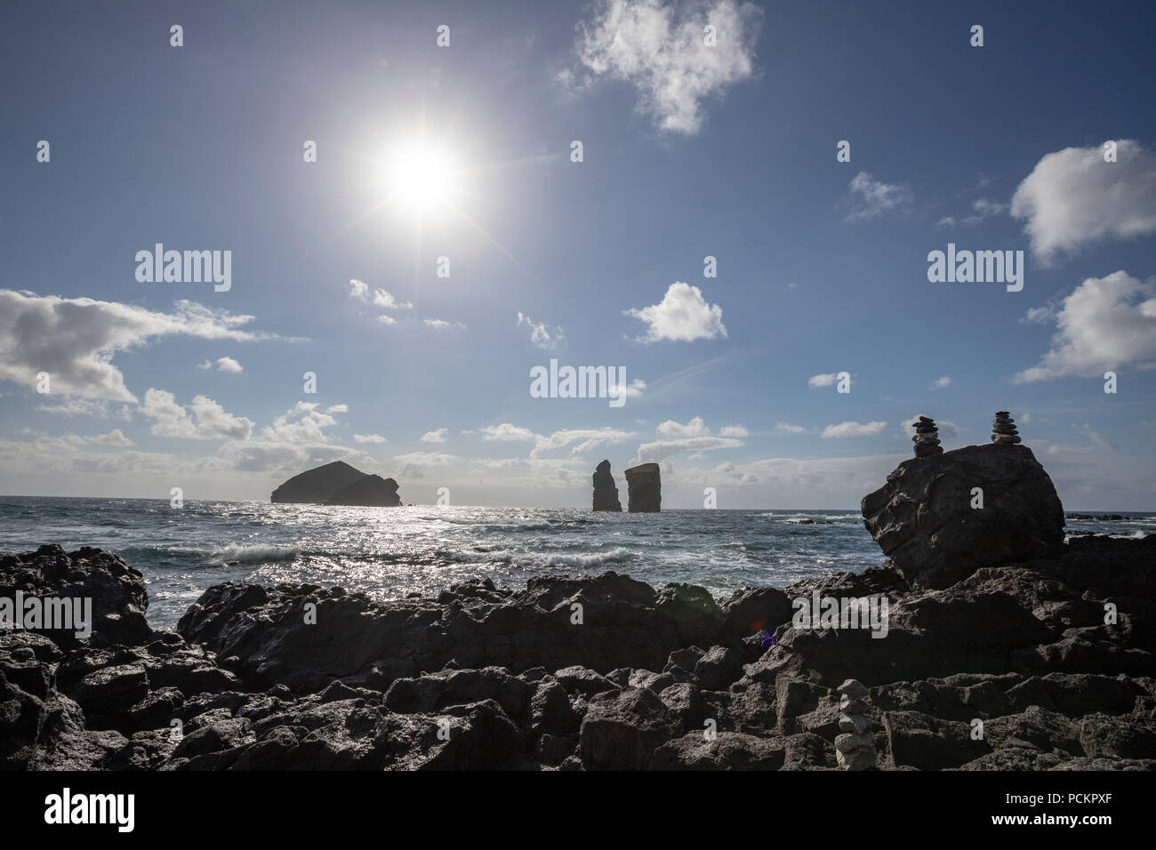 Sun in rocky Praia dos Mosteiros, Mosteiros Beach, con pietre zen, Mosteiros, isola Sao Miguel, Azzorre, Portogallo Foto Stock