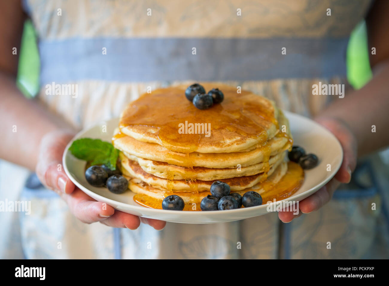 Frittelle su una piastra Foto Stock
