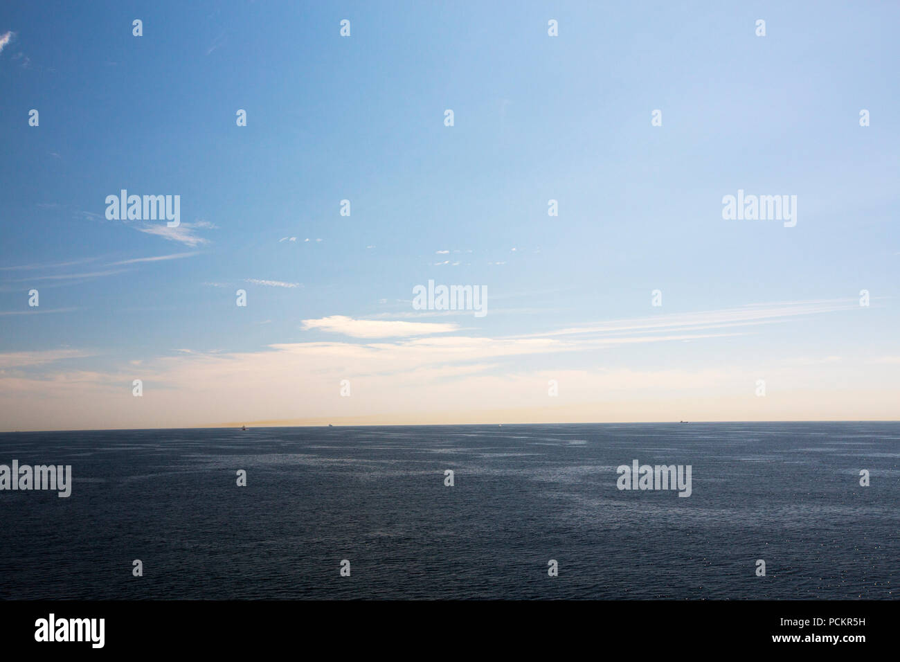 Una Linea Marrone Di Inquinamento Causato Dalla Combustione Diesel Marino In Navi Sovrasta Il Canale In Inglese In Condizioni Anticyclonic Foto Stock Alamy