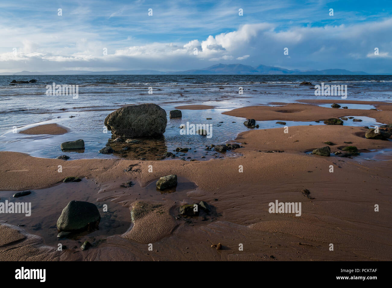 La spiaggia del piccolo villaggio di Seamill con l'isola se Arran in distanza. Foto Stock