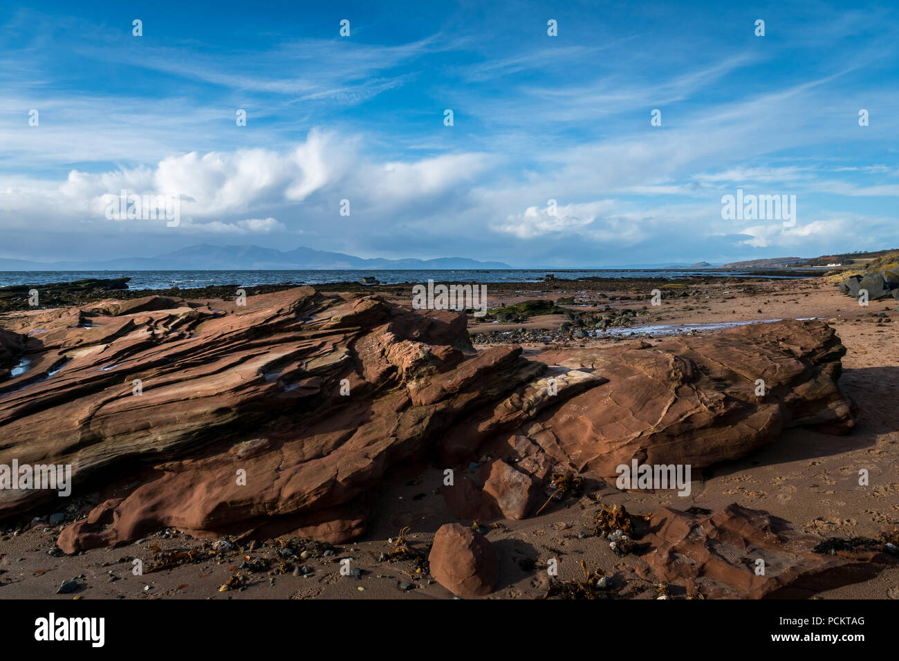La spiaggia del piccolo villaggio di Seamill con l'isola se Arran in distanza. Foto Stock