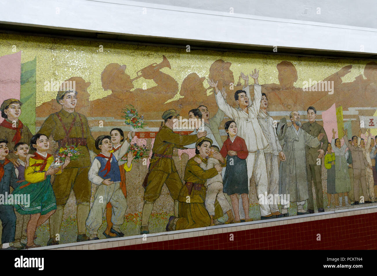 Murales dipinti sui muri della metropolitana di Pyongyang che mostra ispiratore scene di eroica dei lavoratori e dei responsabili all'interno della Corea del Nord Foto Stock