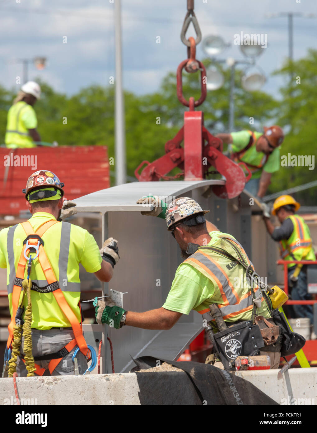 Detroit, Michigan - Lavoratori impostare una trave in posizione durante la ricostruzione di un ponte sulla Interstate 94. Foto Stock
