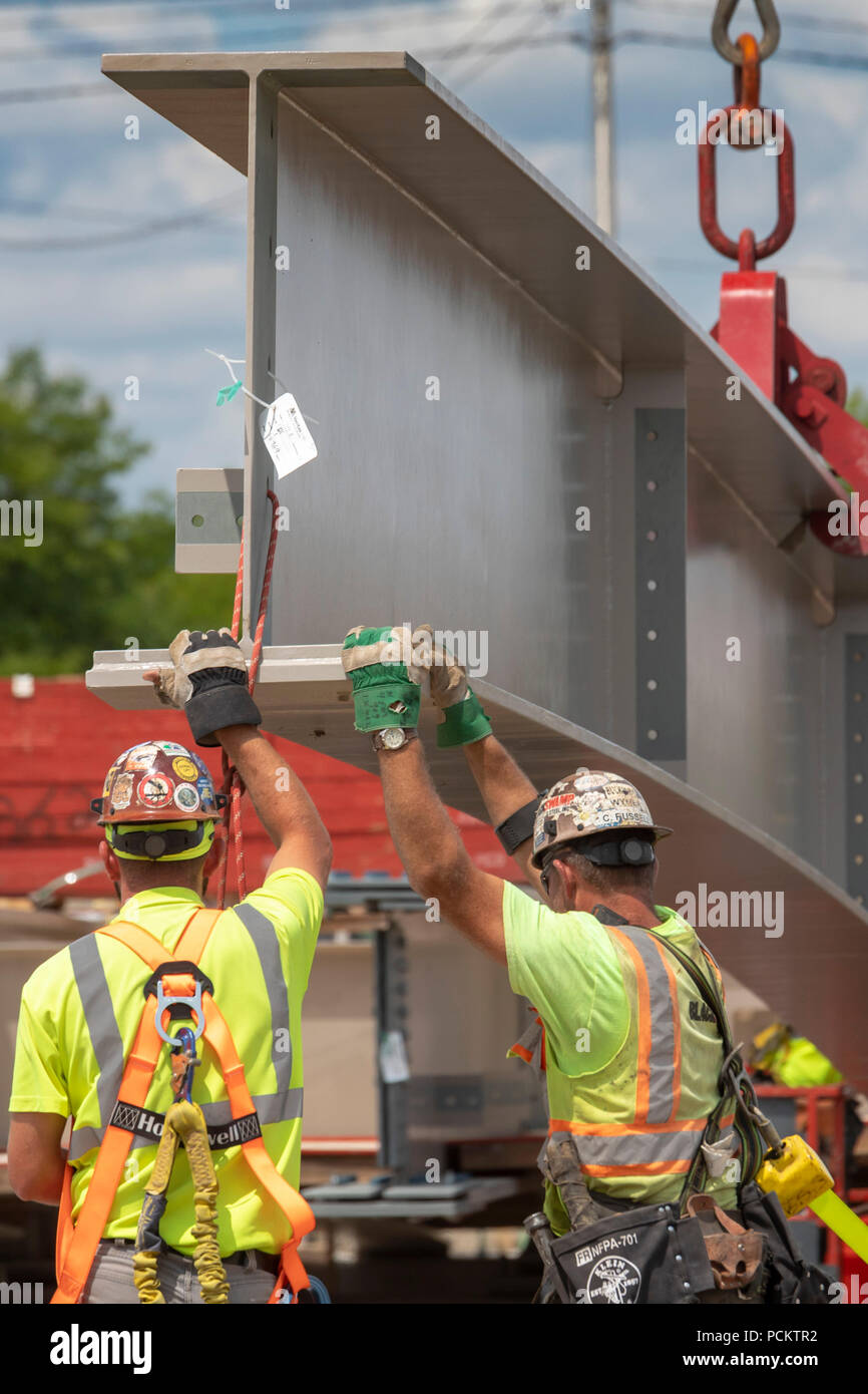 Detroit, Michigan - Lavoratori impostare una trave in posizione durante la ricostruzione di un ponte sulla Interstate 94. Foto Stock