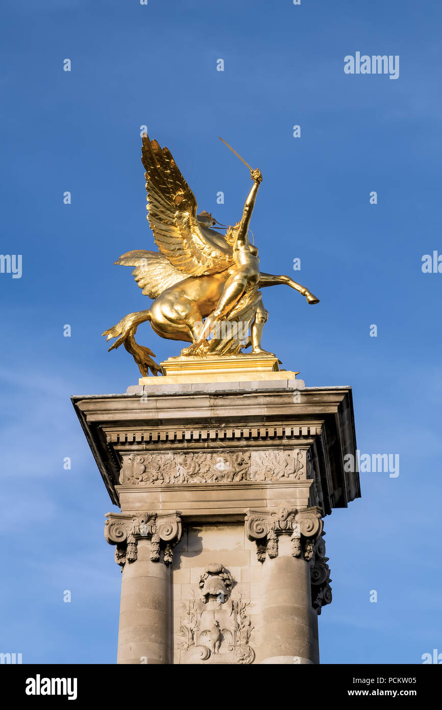 La fama di ritegno su Pegasus Pont Alexandre III - Parigi, Francia Foto Stock