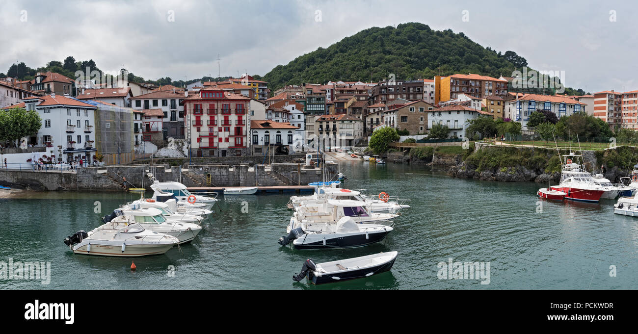 Le barche nel porto della piccola città basca di Mundaka sul mare cantabrico. Foto Stock