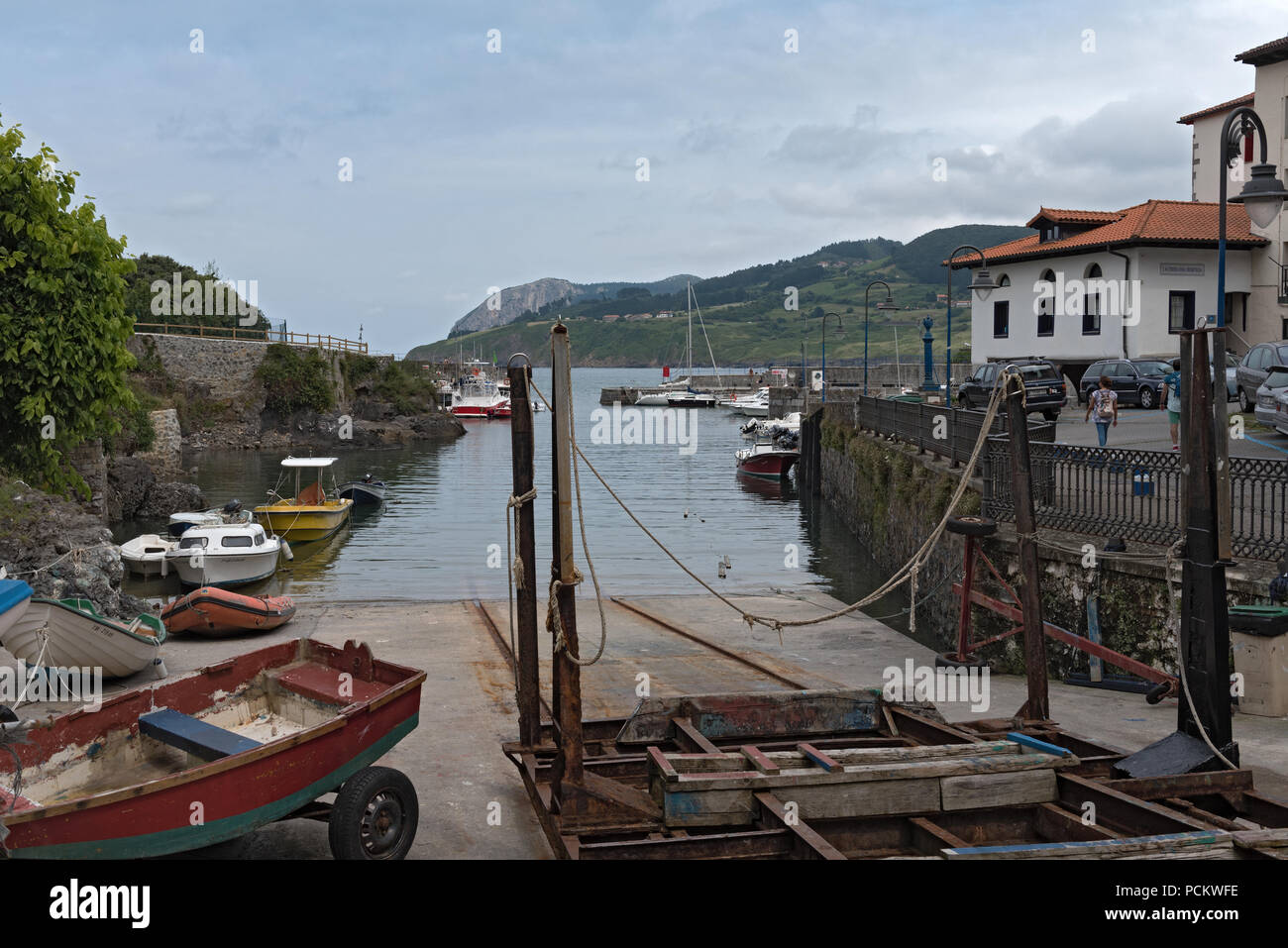 Le barche nel porto della piccola città basca di Mundaka sul mare cantabrico. Foto Stock