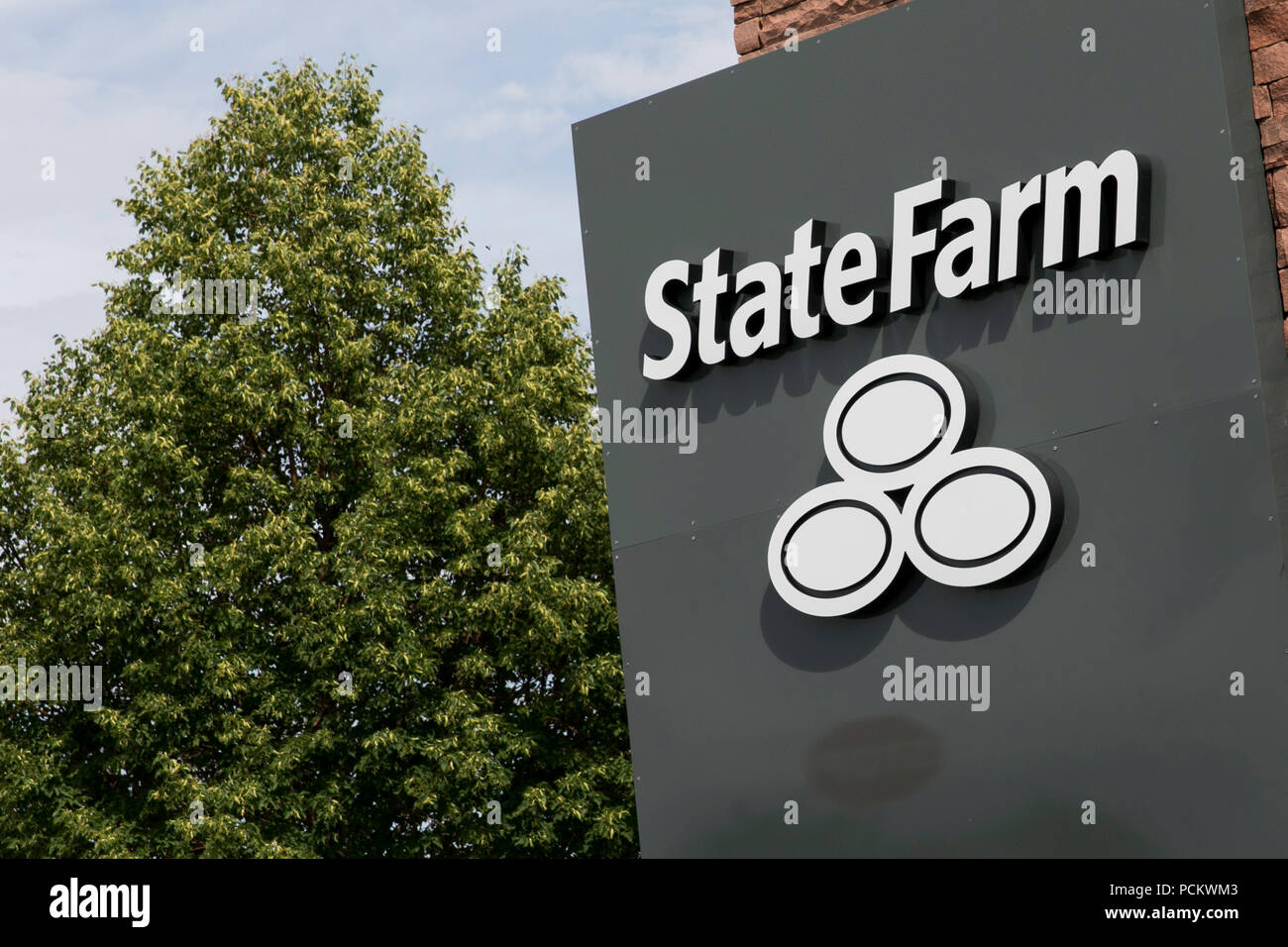 Un segno del logo al di fuori di una struttura occupata da State Farm Insurance in Greely, Colorado, il 21 luglio 2018. Foto Stock