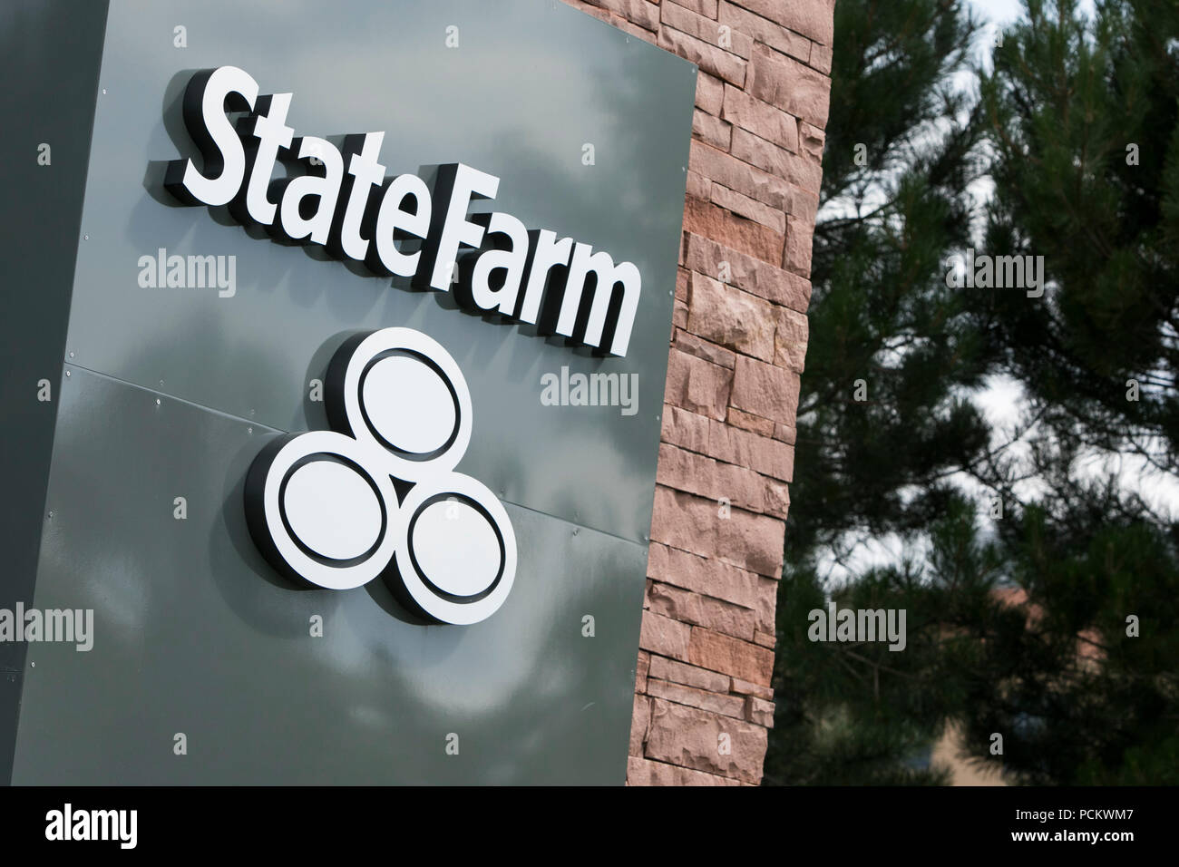 Un segno del logo al di fuori di una struttura occupata da State Farm Insurance in Greely, Colorado, il 21 luglio 2018. Foto Stock