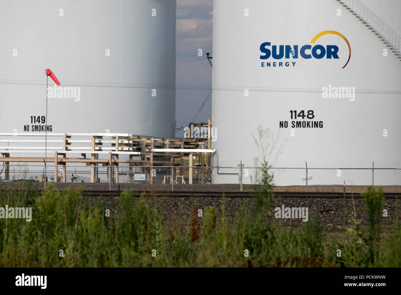 Un segno del logo al di fuori di una struttura occupata da energia Suncor in Fort Lupton, Colorado, il 21 luglio 2018. Foto Stock