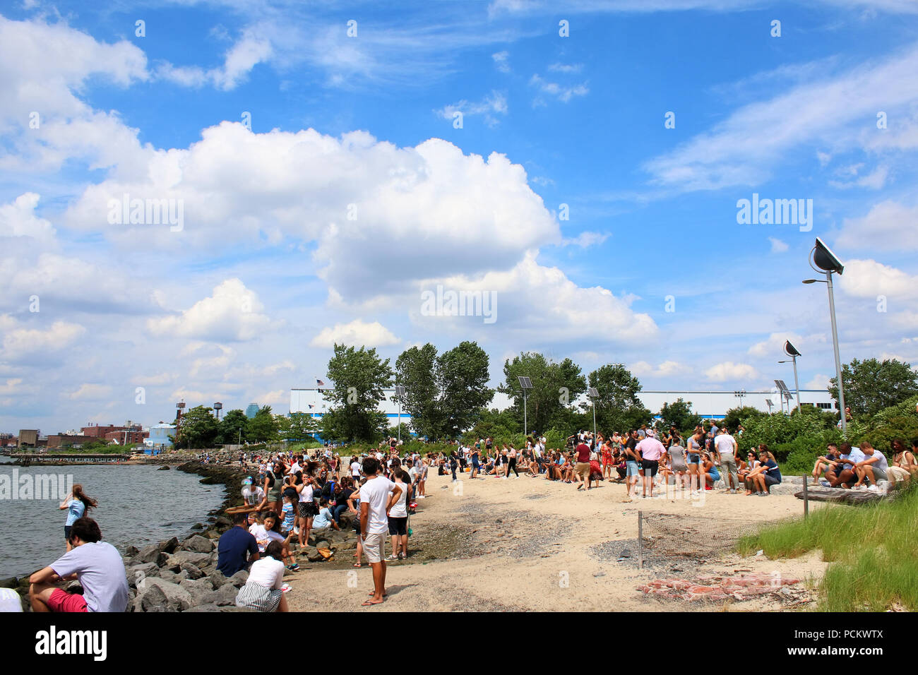 Persone in appoggio su un East River Park Beach durante Smorgasburg a Williamsburg, Brooklyn su luglio 8th, 2017 a New York, Stati Uniti d'America. (Foto di Wojciech Migda) Foto Stock