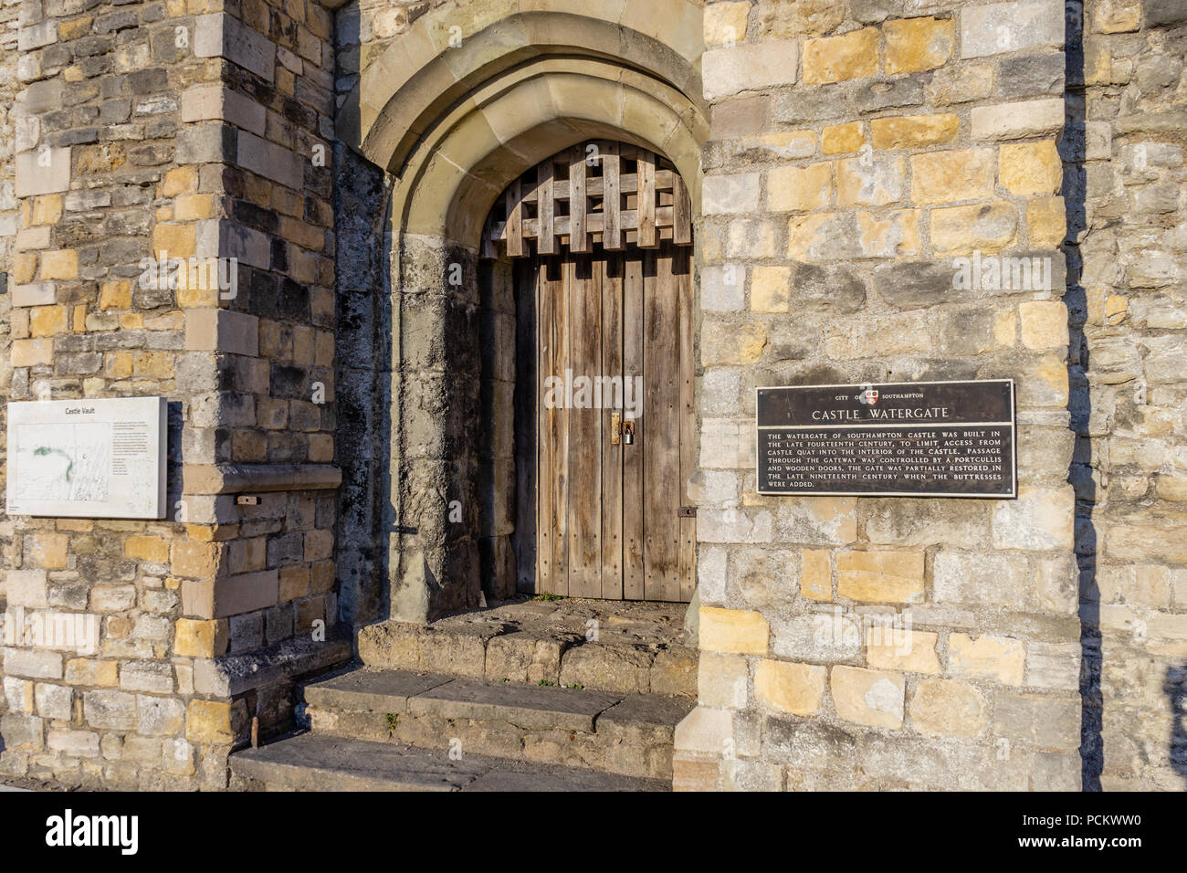 In legno antico porta medievale del Castello di Watergate situata in corrispondenza della parete ovest entro le antiche mura della città di Southampton, Hampshire, Inghilterra Foto Stock