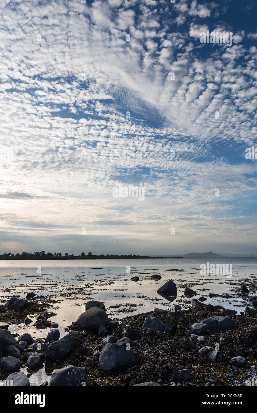 Incredibile skyscape ritratto e paesaggio marino che si affaccia Strangford Lough dall isola Mahee, County Down, N.Irlanda Foto Stock