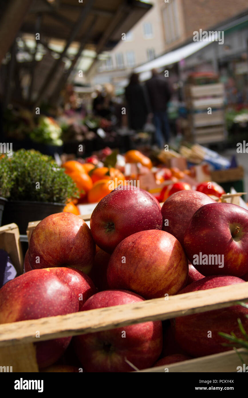 Occupato di vegetali e frutta store durante il fine settimana la tariffa di mercato Foto Stock