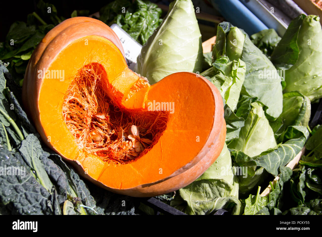 Tagliare la zucca aperta di presentazione, bellissima cibo organico con benefici per la salute e il valore nutrizionale Foto Stock
