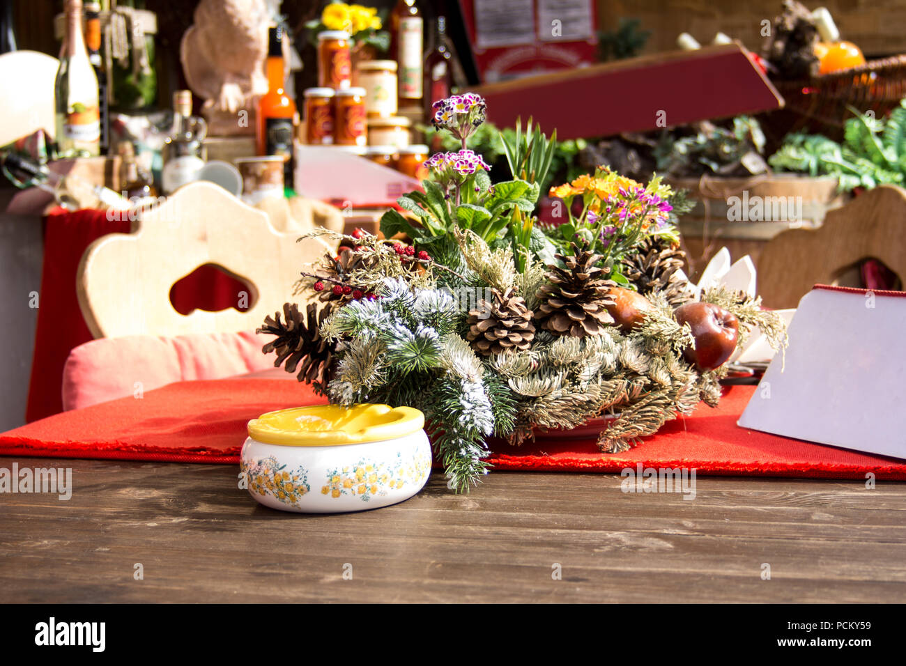Olandese o Tedesco cercando tavolo al ristorante esterno con bella tavola decortation e menu carta in Europa Foto Stock