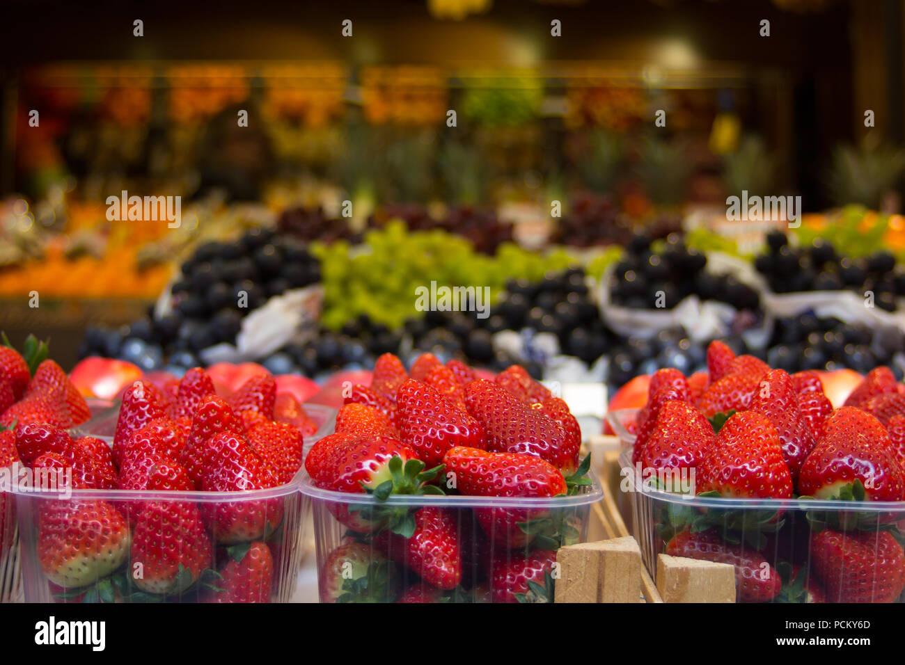 Rosso dolce fragole e altri frutti in un colorato gli agricoltori biologici market store Foto Stock