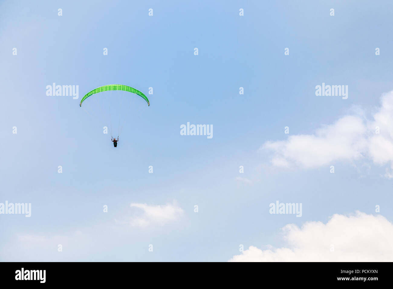 Parapendio volare nel cielo tra le nuvole, Limassol, Cipro Foto Stock