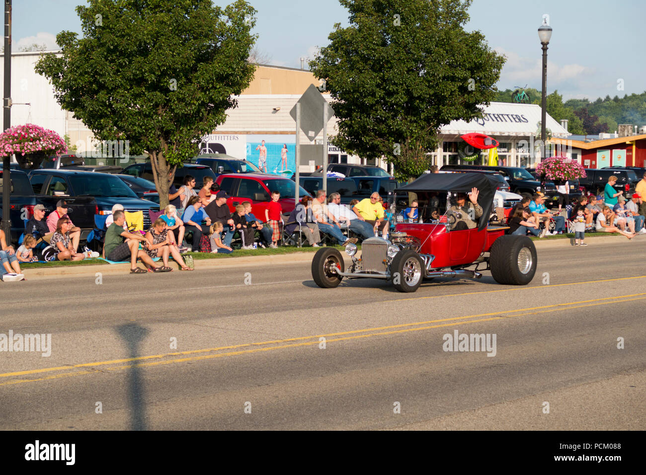 2018 Annuale parata Cruz-In attraverso il centro cittadino di Montague, Michigan. Autovetture e autocarri più vecchi di anno di modello 1975 sono ammessi a partecipare. Foto Stock