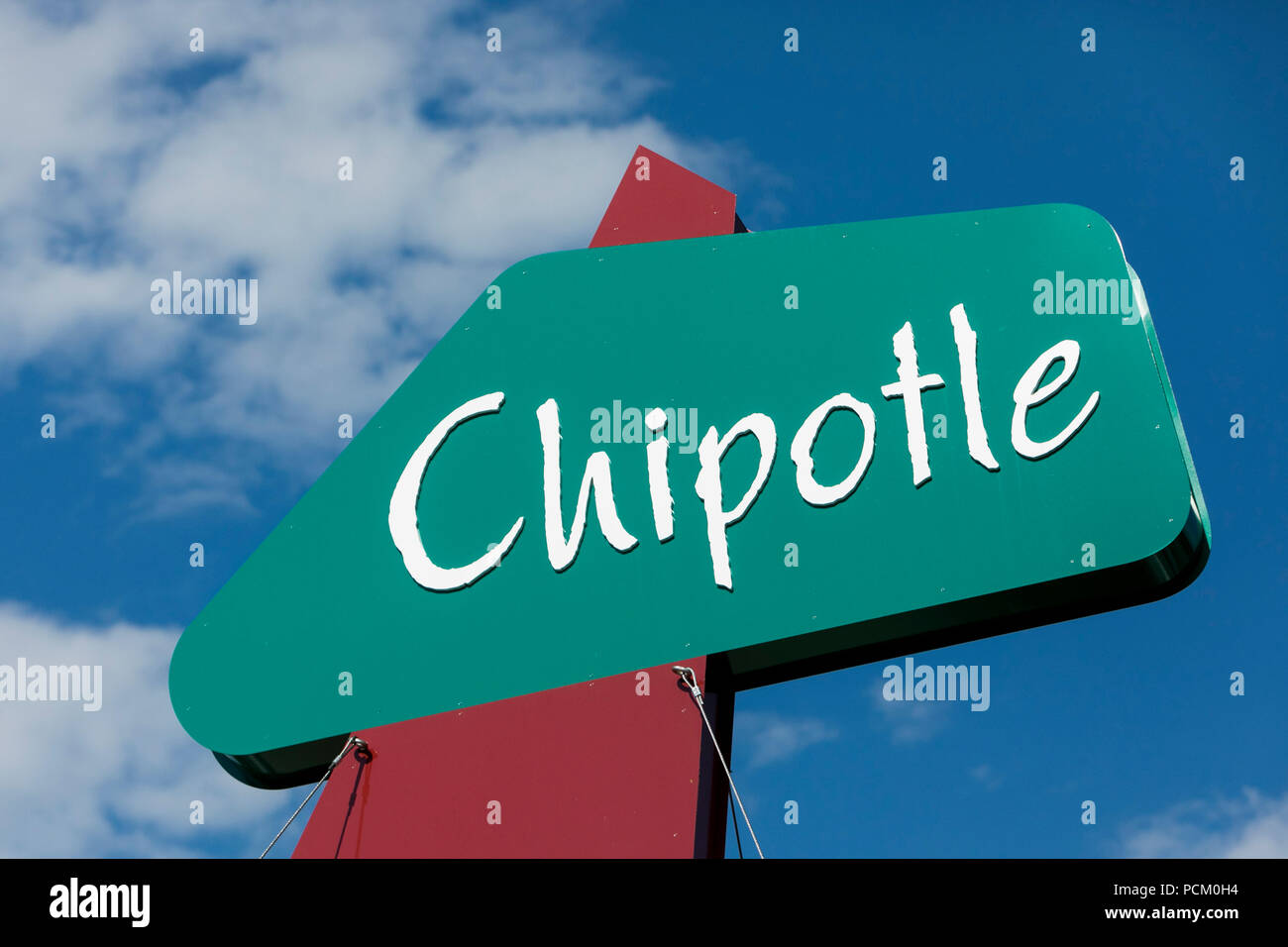 Un segno del logo al di fuori del primo Chipotle fast casual restaurant ubicazione a Denver in Colorado, il 22 luglio 2018. Foto Stock