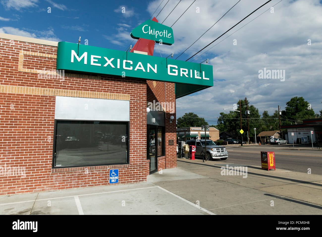 Un segno del logo al di fuori del primo Chipotle fast casual restaurant ubicazione a Denver in Colorado, il 22 luglio 2018. Foto Stock