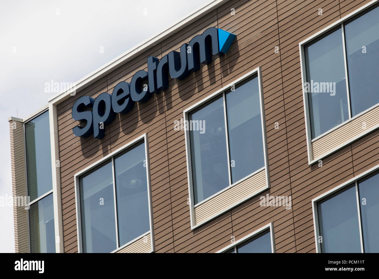 Un segno del logo al di fuori di una struttura occupata dalla televisione via cavo e internet provider spettro in Greenwood Village, Colorado, il 22 luglio 2018. Foto Stock