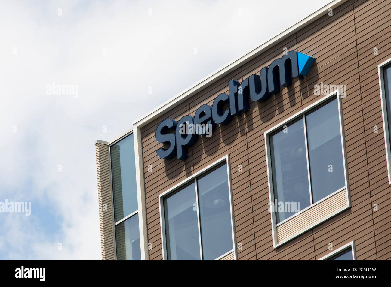 Un segno del logo al di fuori di una struttura occupata dalla televisione via cavo e internet provider spettro in Greenwood Village, Colorado, il 22 luglio 2018. Foto Stock