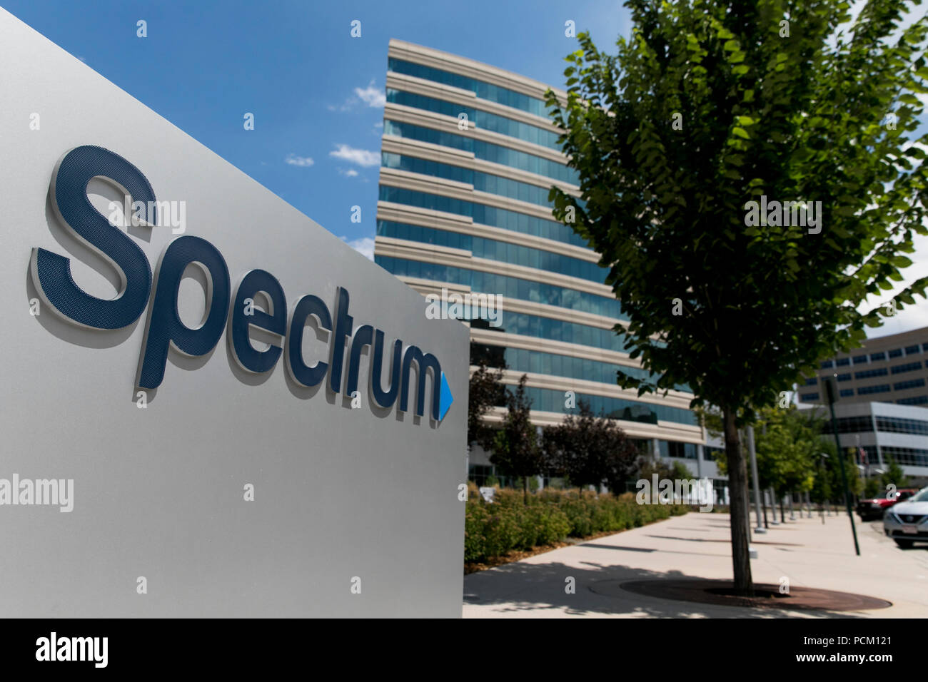 Un segno del logo al di fuori di una struttura occupata dalla televisione via cavo e internet provider spettro in Greenwood Village, Colorado, il 22 luglio 2018. Foto Stock