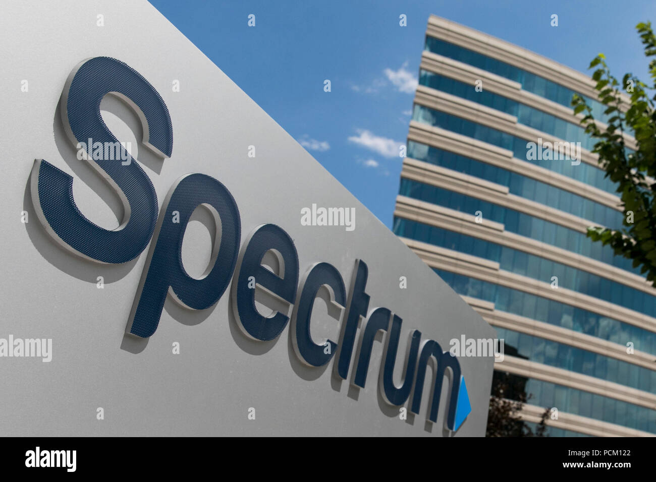 Un segno del logo al di fuori di una struttura occupata dalla televisione via cavo e internet provider spettro in Greenwood Village, Colorado, il 22 luglio 2018. Foto Stock