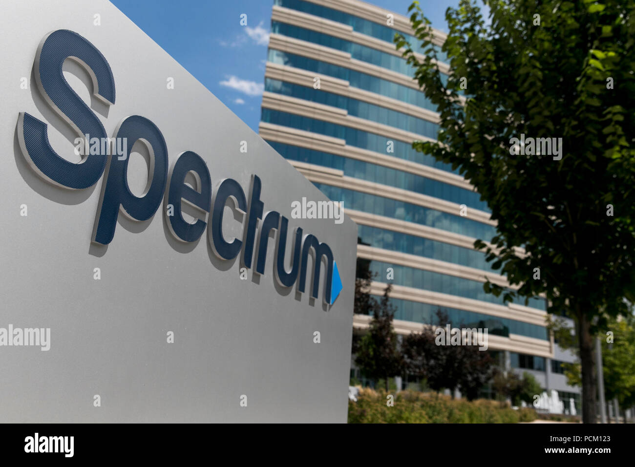Un segno del logo al di fuori di una struttura occupata dalla televisione via cavo e internet provider spettro in Greenwood Village, Colorado, il 22 luglio 2018. Foto Stock