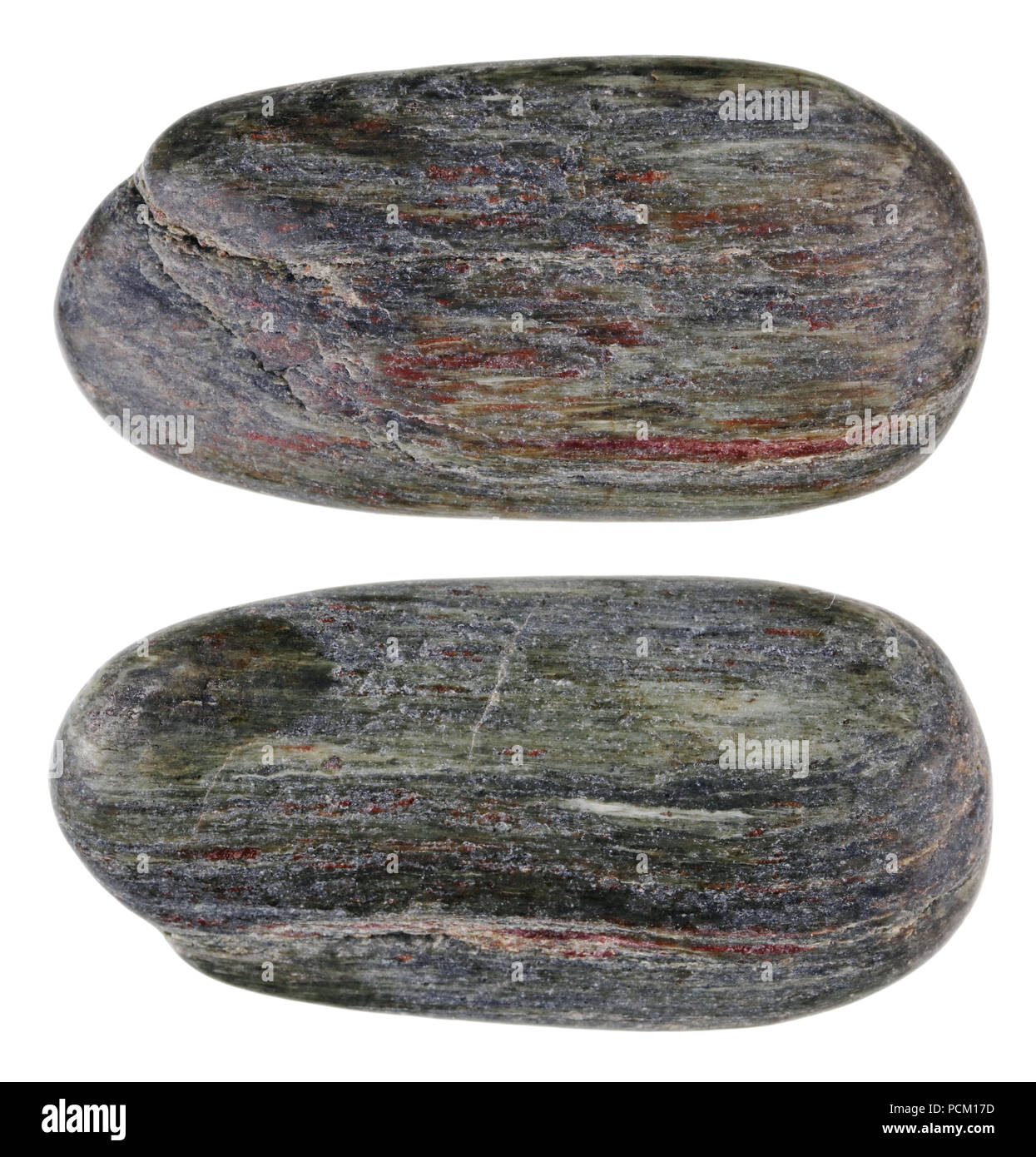 Una piccola liscia costa nero girato in pietra dalle onde del Mar Baltico. Isolato su bianco studio shot macro Foto Stock