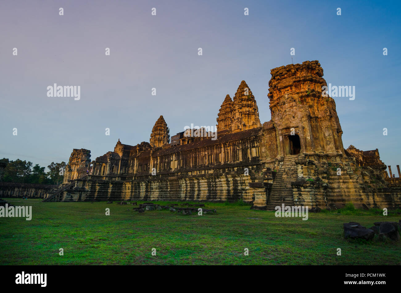 Angkor Wat, dal fronte occidentale, a sunrise. Siem Reap, Cambogia. Foto Stock