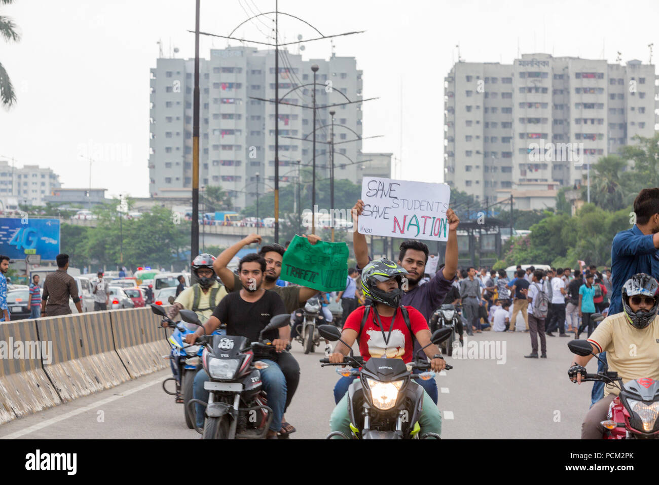 Dacca in Bangladesh. 02Aug, 2018. Gli studenti di università di Dhaka, Dhaka City College e Dhanmondi ideale College hanno protestato per chiedere strade più sicure. Credito: Tahir Hasan/Pacific Press/Alamy Live News Foto Stock