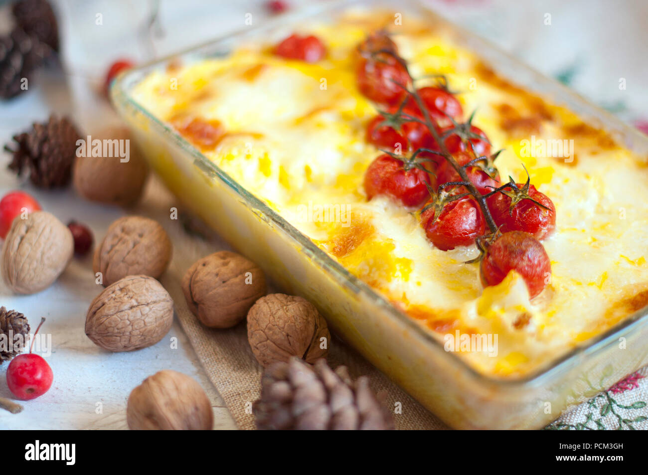 casseruola con pomodori e formaggio per un delizioso pranzo. vista dall'alto. Foto Stock