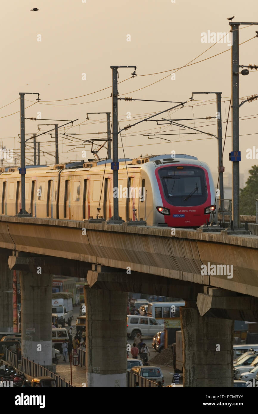 Mumbai Metro treno. Confortevole e moderno , veloce, nuova aria condizionata e modo di trasporto in Mumbai India Foto Stock