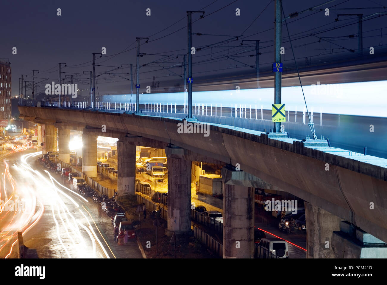 Mumbai Metro treno. Confortevole e moderno , veloce, nuova aria condizionata e modo di trasporto in Mumbai India Foto Stock