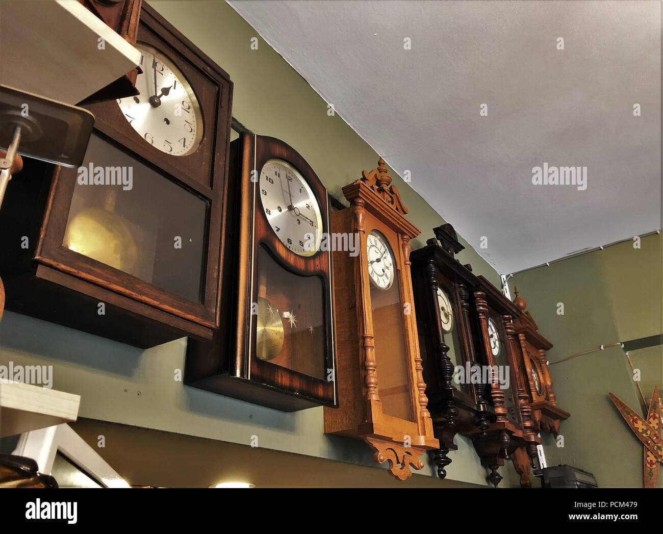 Orologi Vintage in un negozio di antiquariato in Balat Foto Stock