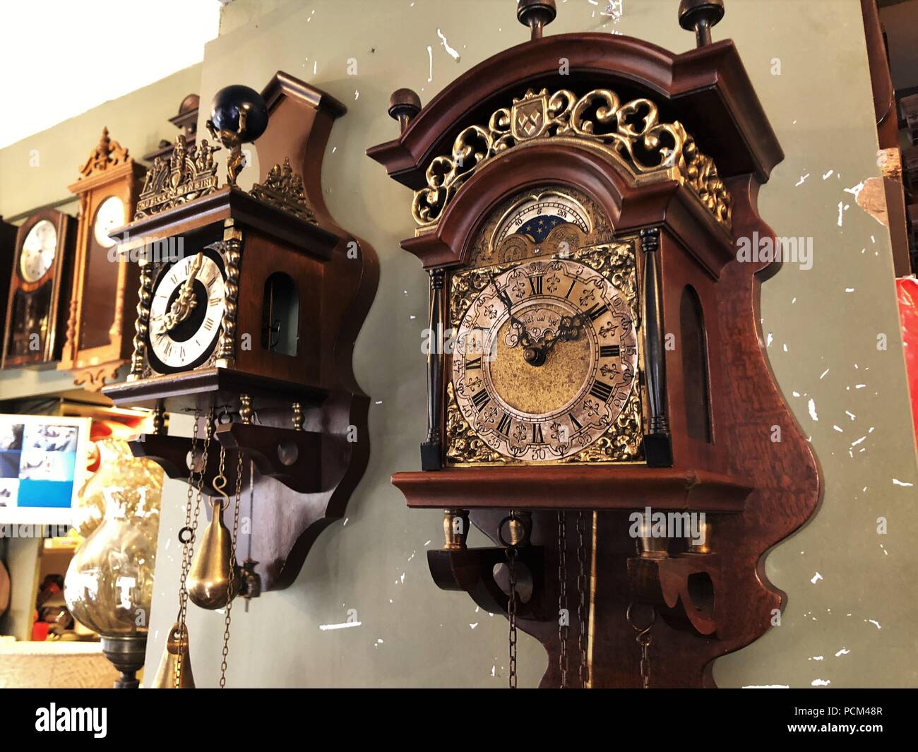 Orologi Vintage in un negozio di antiquariato in Balat Foto stock - Alamy