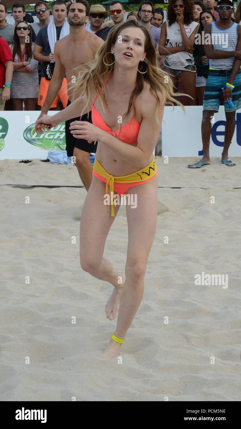 MIAMI BEACH, FL - febbraio 08: Sports Illustrated model Nina Agdal ha trascorso la giornata facendo fuori con il mio ragazzo Heidenry Reid e la visione di beach volley su 8 Febbraio 2015 a Miami Beach, in Florida. Persone: Nina Agdal, Heidenry Reid Foto Stock