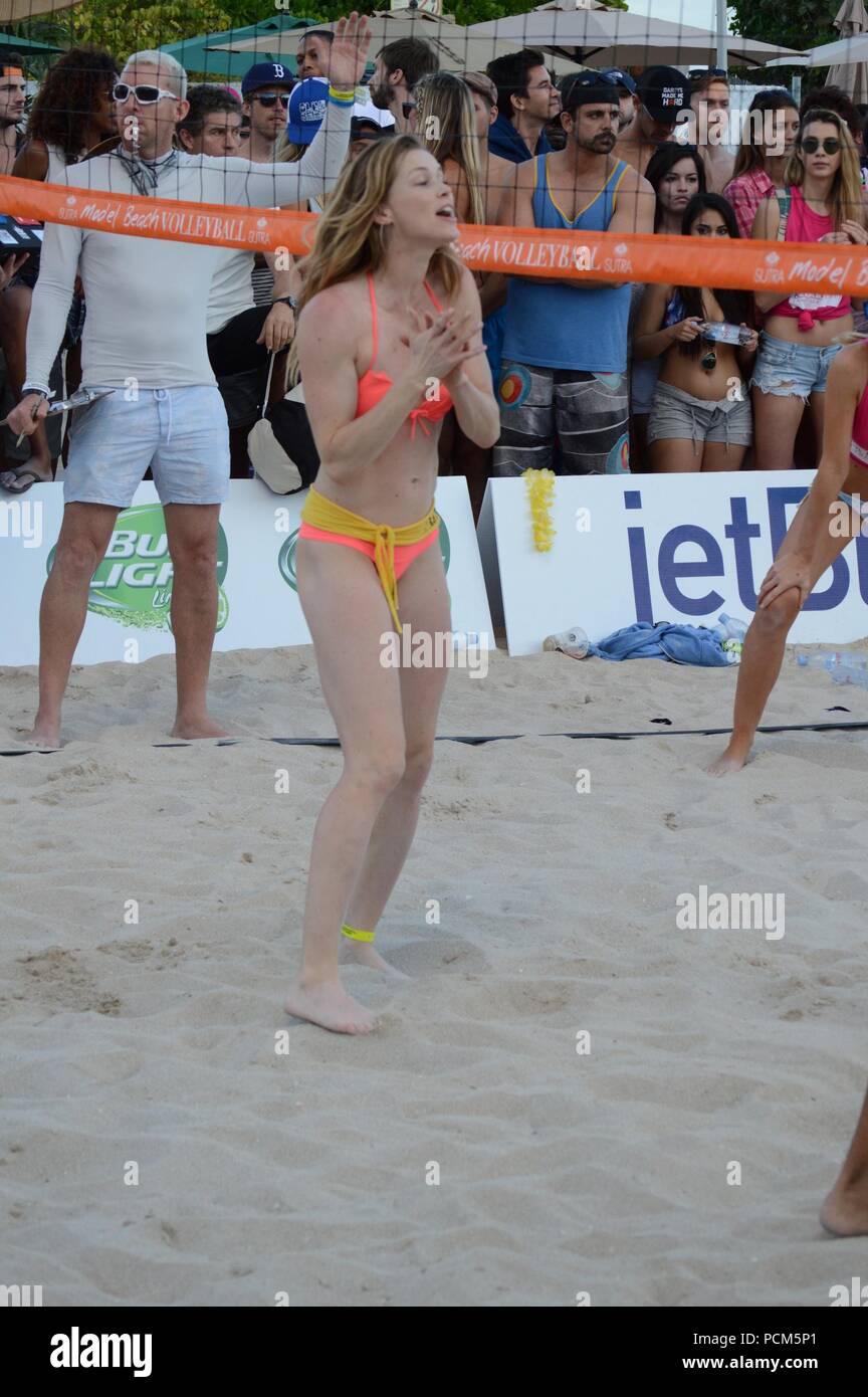 MIAMI BEACH, FL - febbraio 08: Sports Illustrated model Nina Agdal ha trascorso la giornata facendo fuori con il mio ragazzo Heidenry Reid e la visione di beach volley su 8 Febbraio 2015 a Miami Beach, in Florida. Persone: Nina Agdal, Heidenry Reid Foto Stock